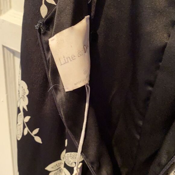 Black floral pattern romper. - Picture 5 of 8